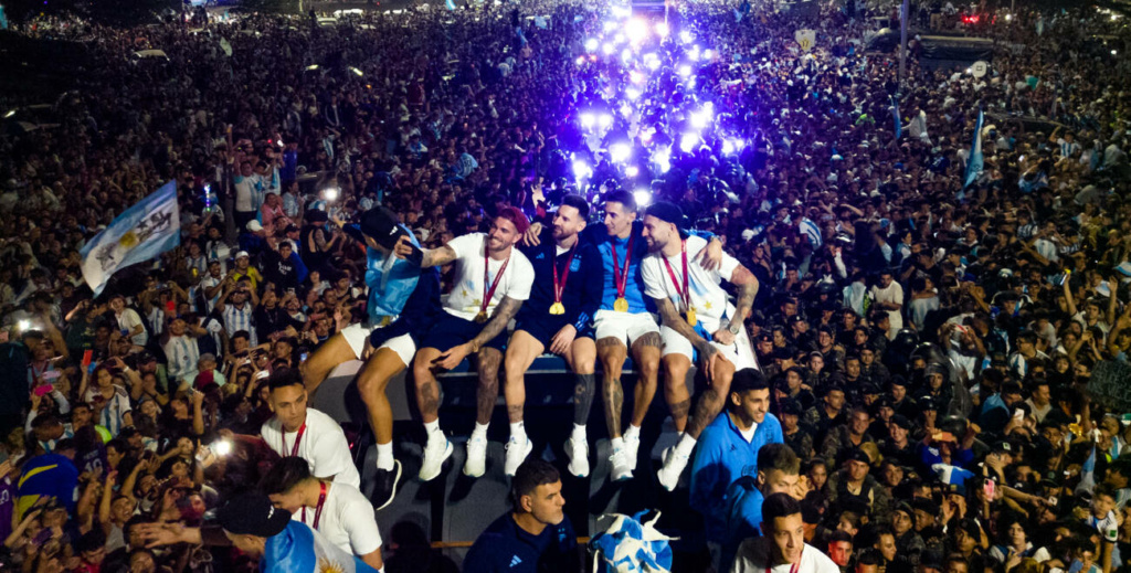 VIDEO Con Messi en cabeza los campeones del mundo llegan como héroes