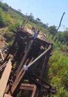 [VIDEO] Ante falta de puente, nativos cruzan el río en tirolesa