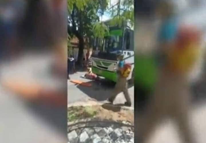 Transporte público arrolló a una anciana mujer y no se hace cargo de ella