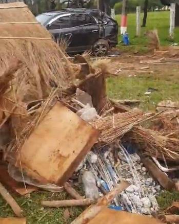 Por desviar a un firulais, derribó una columna, destrozó pesebres y su camionetaza