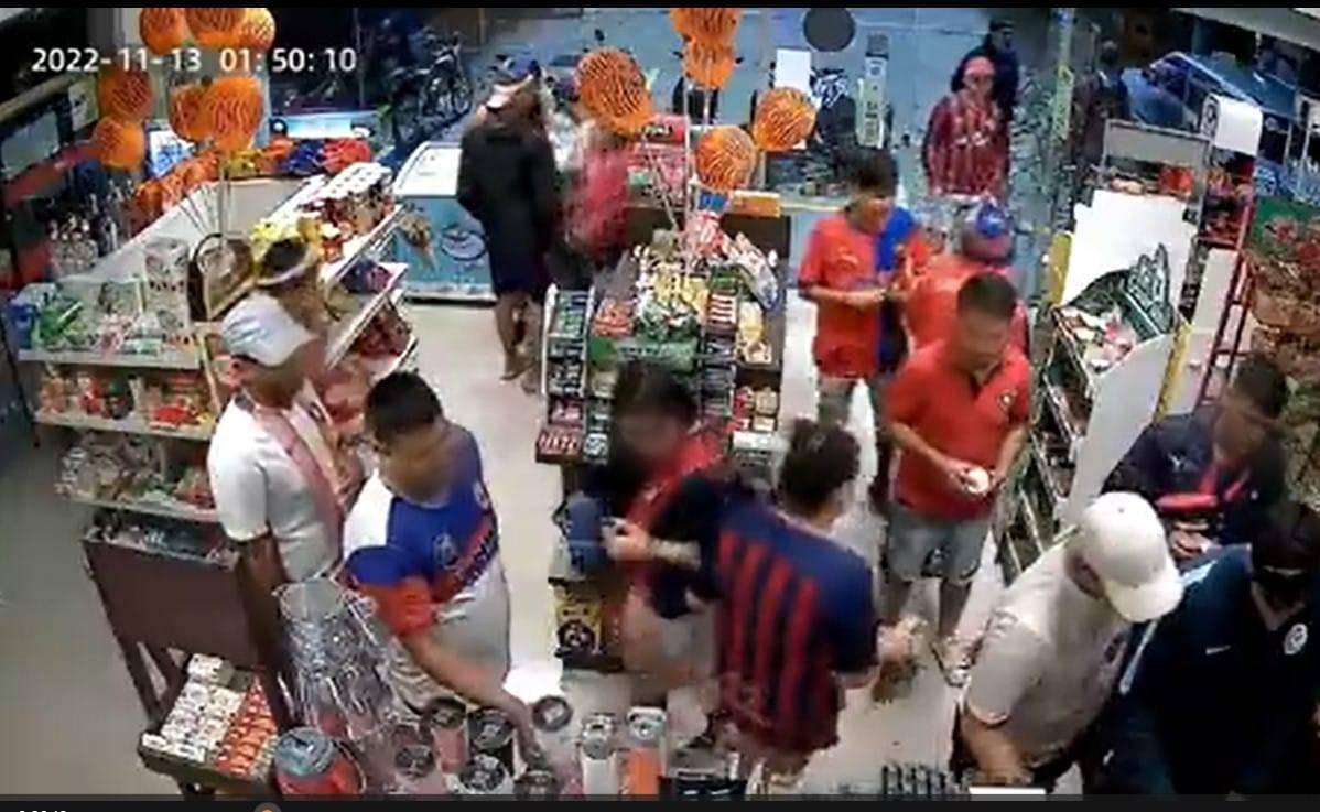 [VIDEO] Filman a “hinchas” de Cerro Porteño robando vasos chuchis en un local comercial