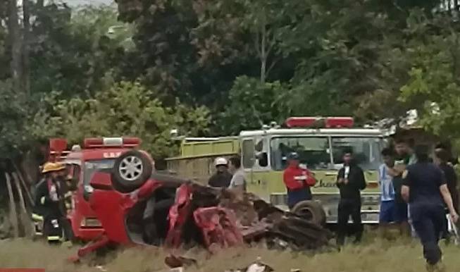 Choque frontal deja chalaikuépe dos vehículos y sus conductores en el hospital