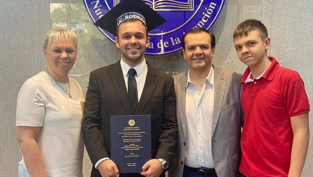 ¡Un chocho Rubén Darío Da Rosa celebra la graduación de su hijo!