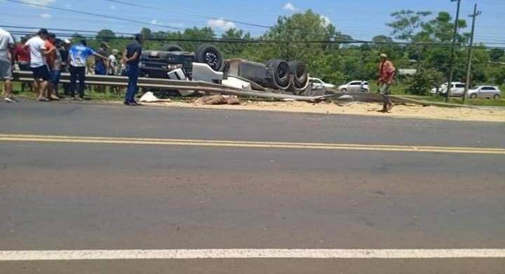 [VIDEO] Vuelco de feroz camión deja una menor fallecida en Guajayvi