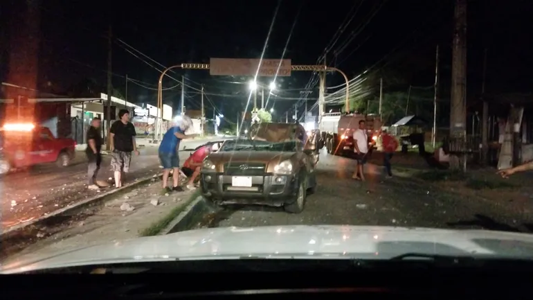 Vehículo se aplastó tras choque y ocupantes se salvaron de milagro