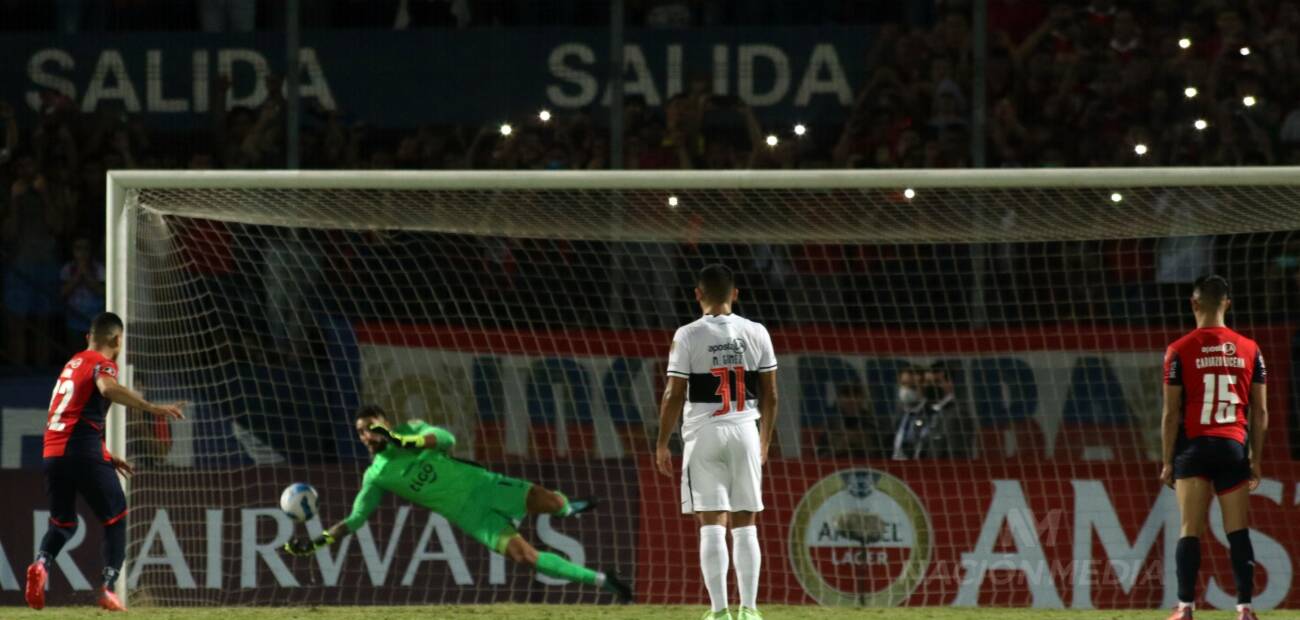 [VIDEO] Una atajada de Olveira, en el top 5 de la Copa