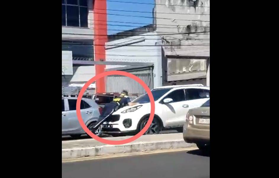 Ojejagarrá conductor “nervio” que se llevó en el capó a un agente de la PMT