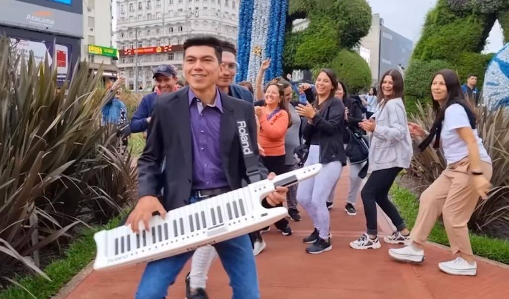 ¡Un fenómeno! Alder Alcides arrasa ahora cantando “Navidad Feliz”