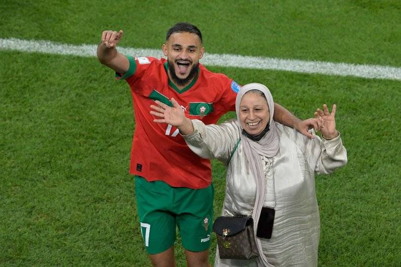 El jugador de Marruecos que se ganó el respeto del mundo entero por el festejo con su mamá