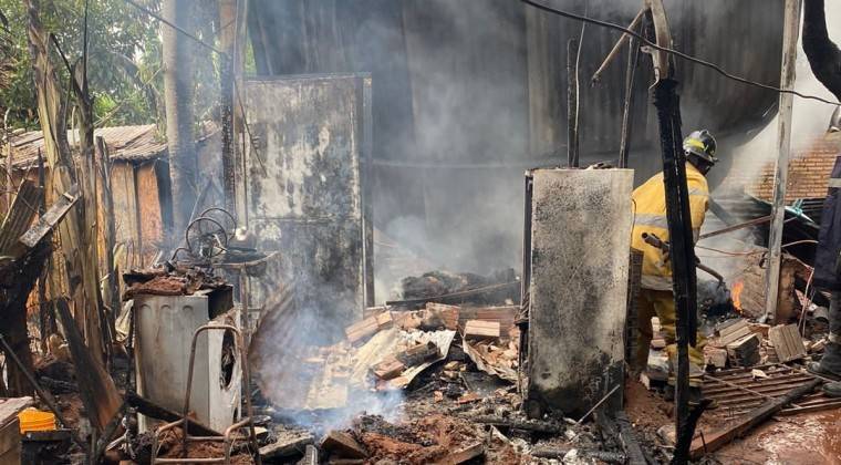 “Fueron momentos desesperantes”: incendio afecta a tres viviendas en el barrio Santa Ana