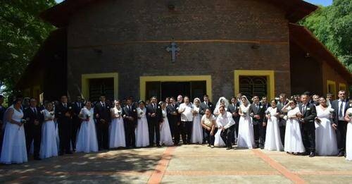 Unas 50 parejas se dieron el “sí quiero” en una boda comunitaria