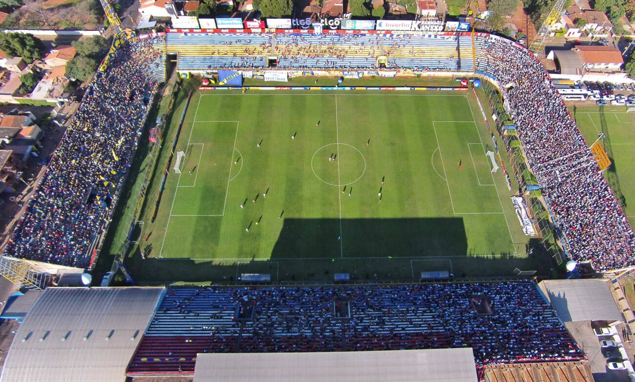 Hinchas de Luqueño ayudan a pintar el estadio para “La Noche Auriazul”