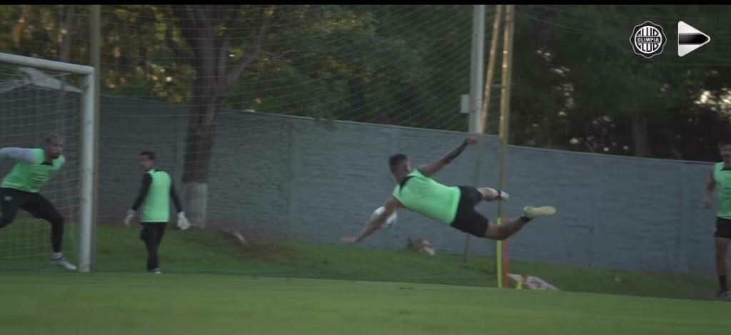 [VIDEO] Golazo y contundente mensaje de Derlis González en el entrenamiento