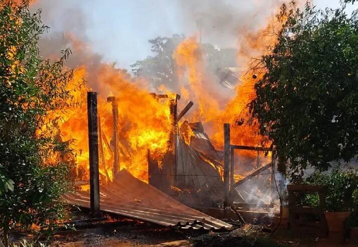 Incendio devoró una vivienda en San Lorenzo