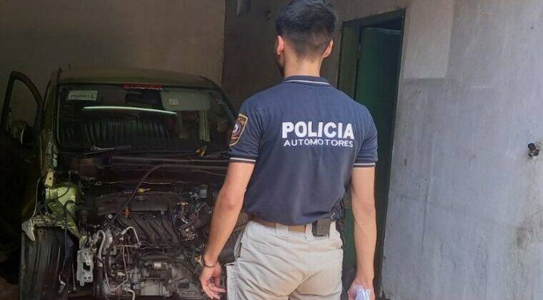 La buena noticia: encontró su vehículo robado; la mala: estaba como pollo desplumado