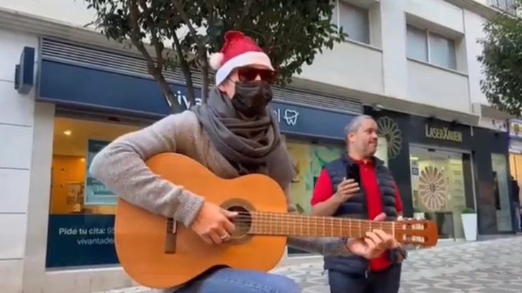 Carlos Baute cantó en la calle, de incógnito, en España