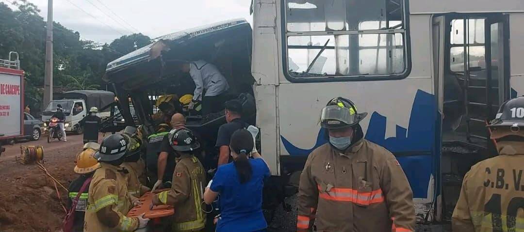 Tremendo choque de colectivos en la “bajada de la muerte” deja 5 heridos