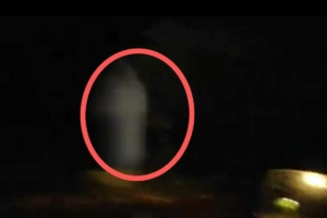 [VIDEO] La misteriosa figura blanca que aparece en el video de un Bolt