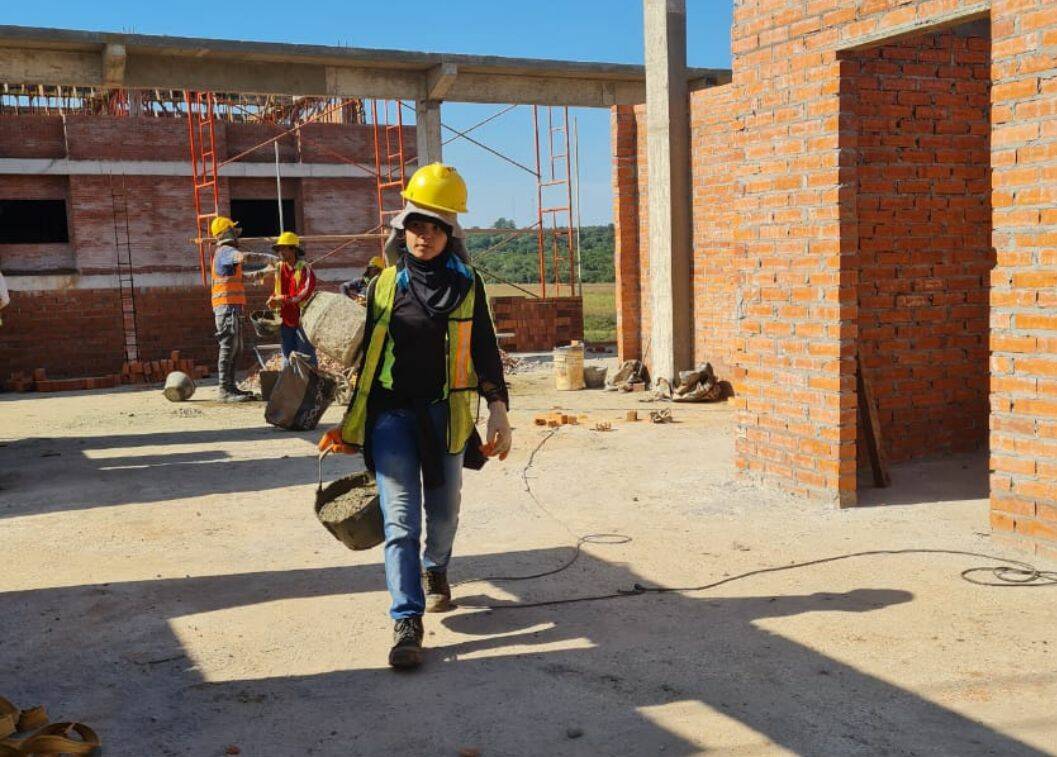 Kuña guapa trabaja como albañil en la construcción del Gran Hospital del Sur