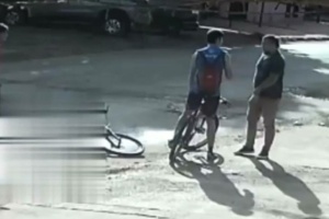 [VIDEO] Motoca amenazó con pistola a dos adolescentes ciclistas: “ani pe ñembovale”