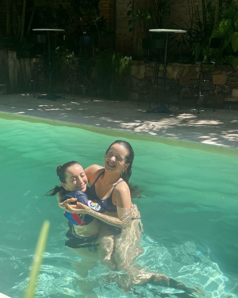 VIDEO] ¡Rosalía y Billie Eilish se pasaron pileteando y jugando en Paraguay!