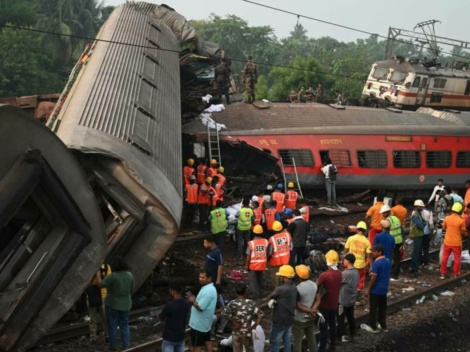 Choque de trenes en India: muertos podrían ir más allá de los 290