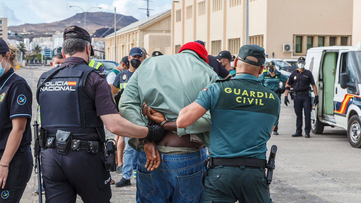 Secuestró al amante de su esposa y le sacó fotos desnudo tratándolo de ñoqui