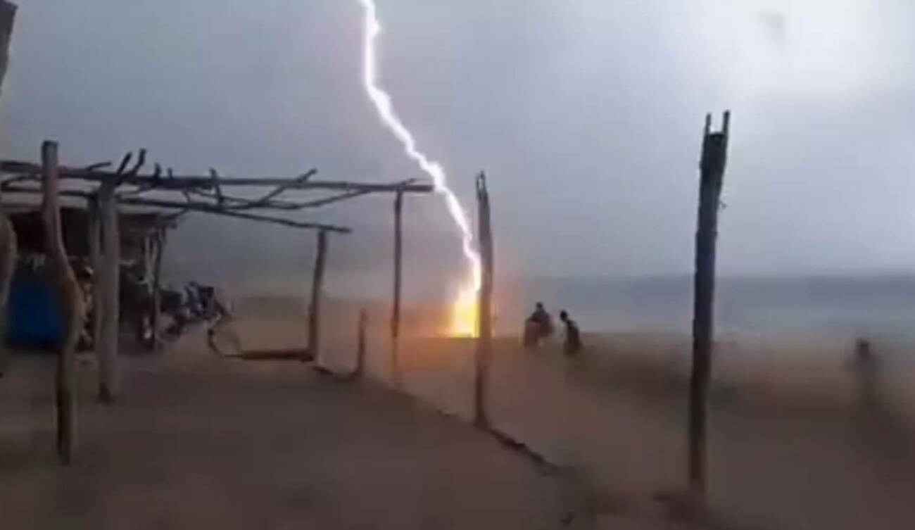 [VIDEO] ¡Impresionante y trágico!: lluvia de rayos cae en una playa y mata a dos personas