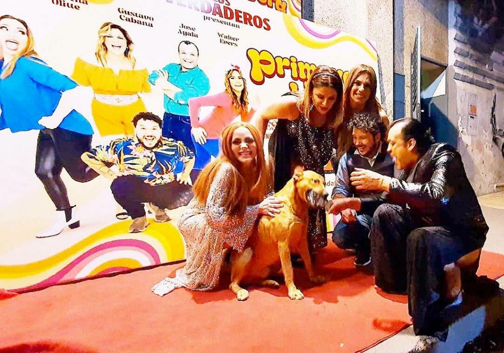 [GALERÍA] ¡Firulais entró de colado a ver «Los verdaderos»!