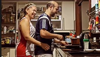 [VIDEO] ¡Oky el amor! Norma se divierte con su novio mientras él le cocina