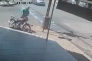 [VIDEO] Dejó su moto con la llave puesta, ya saben lo que pasó