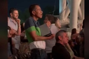 [VIDEO] Padre lleva cenizas de su hija en concierto de Ana Gabriel