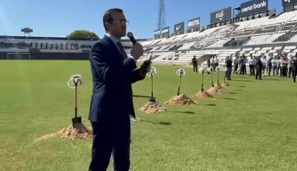 Pastor bendijo cancha de Olimpia para anular a «payeseros»