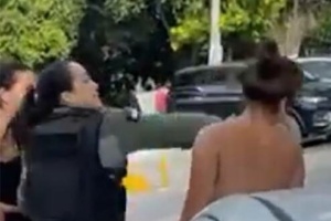[VIDEO] ¡Iiiiaaaa poraaa! Policía dio tremendo tovajepete a mujer que golpeó a su hija