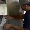 VIDEO] Se llevó dinero y bebidas: piden ayuda para identificar al ladrón de bodega