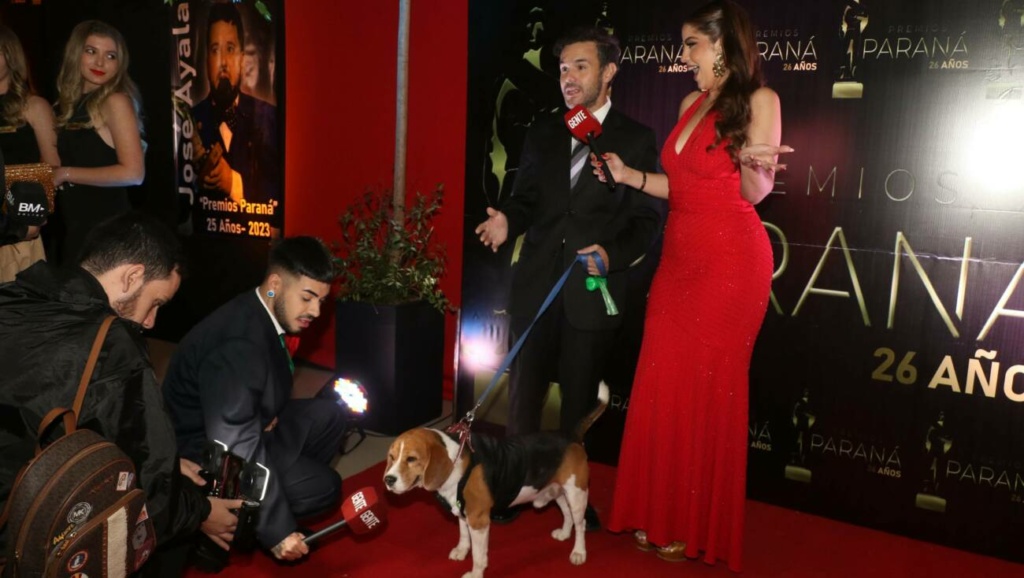 Marcelo Antúnez asistió a la gala de los «Paraná» con su perro