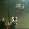 [VIDEO] Cámaras captaron cómo un arriero acuchilló y mató a un hombre frente a una bodega