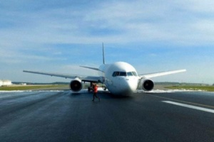 ¿Es una maldición?: otro avión debió aterrizar de emergencia y quedó con la “nariz” en el piso