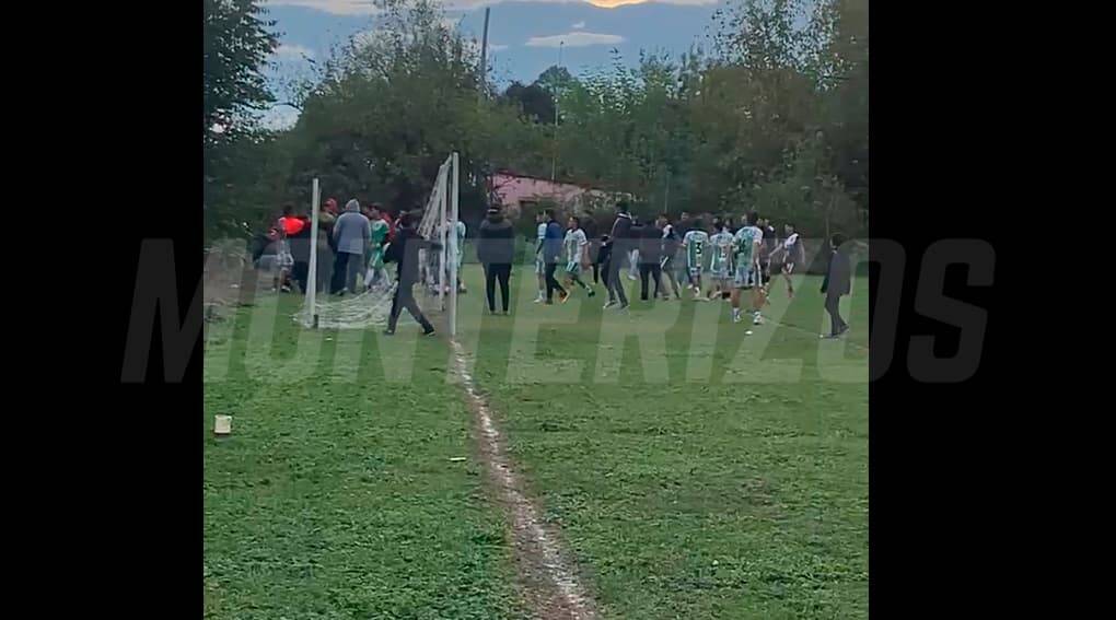 [VIDEO] Tremendo moquete en un partido de fútbol de una liga del interior: hasta los hinchas se metieron