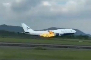 Momentos de terror a bordo de un avión: ¡se incendió uno de los motores de un feroz 747-400!