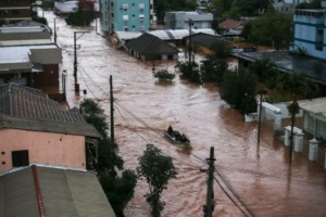 Alrededor de 60 personas ya fallecieron y casi 400 desaparecieron con feroz inundación
