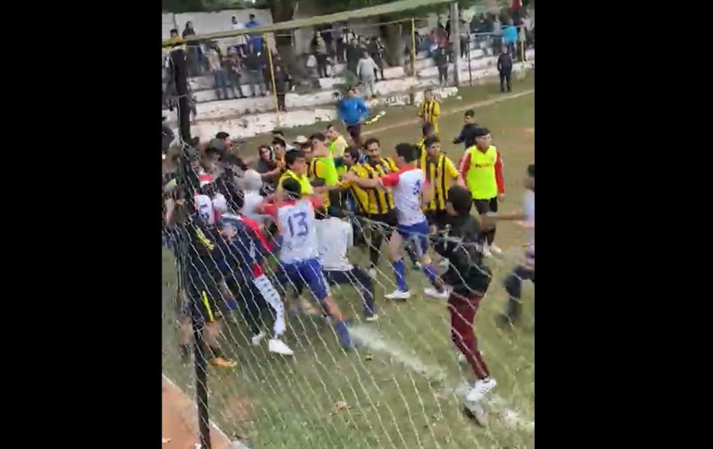 [VIDEO] Liga lambareña: partido de fútbol opa ¡en ‘boxeo’ todos contra todos!