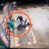 [VIDEO] Motoca agredió con un palo a un playero para robarle