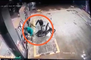 [VIDEO] Motoca agredió con un palo a un playero para robarle