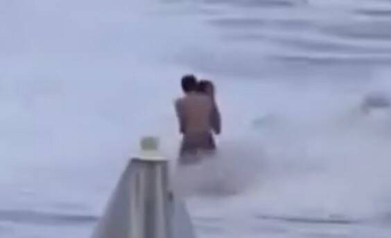 [VIDEO] ¡Terrible! Estaban a los mimos en la playa, las olas arrastraron a la novia