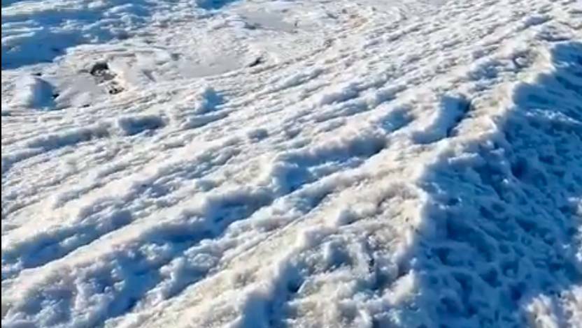 [VIDEO] ¿Fue algún pecho frío?: se congeló el mar y las olas quedaron como petrificadas