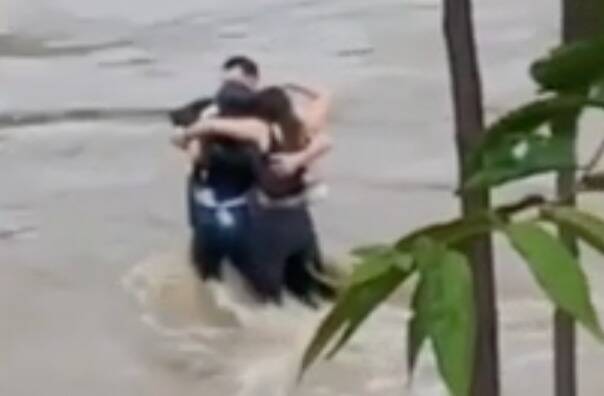 [VIDEO] El último abrazo: entraron a un río caminando, subió el nivel y la corriente se los llevó; filmaron su lucha por vivir