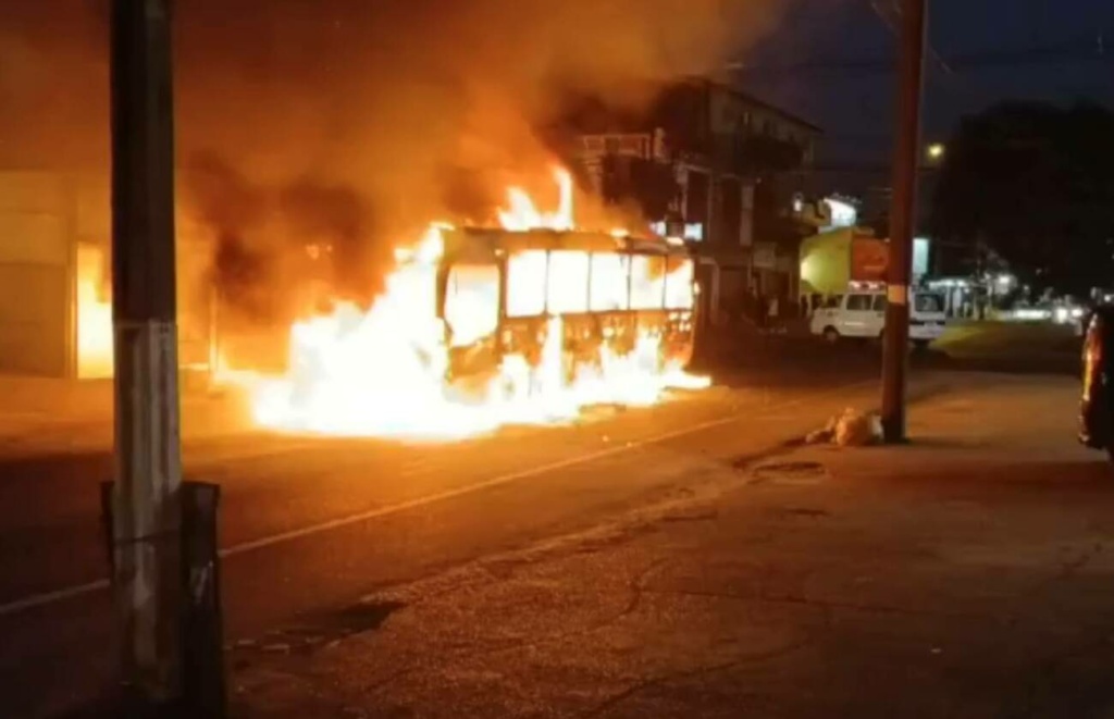 [VIDEO] В «Санло» загорелся автобус и «расплавил» заднюю часть автомобиля