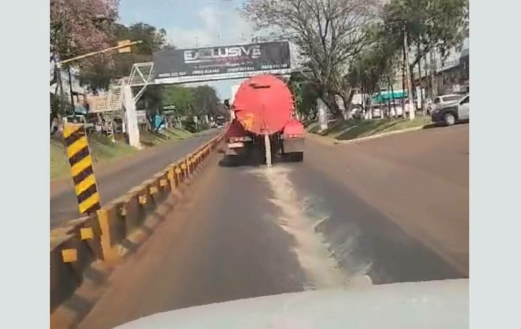 [VIDEO] ¡A la mier…! ¿Qué es lo que salía de este camión?: lo filmaron e hicieron la denuncia en redes