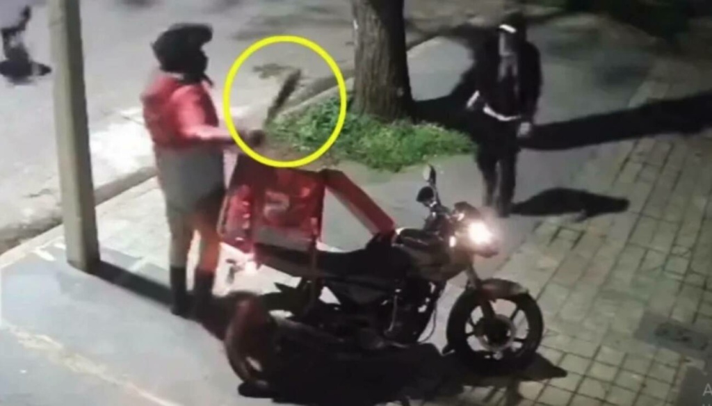 [VIDEO] Pensó que quisieron asaltarlo y sacó un feroz machete: se desquitó con los fulanos